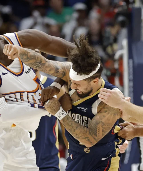 Improvviso pugno alla mascella: rissa totale in NBA. Foto