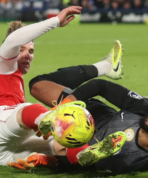 Tacchetti in piena faccia: le foto dell’infortunio di Robert Sanchez
