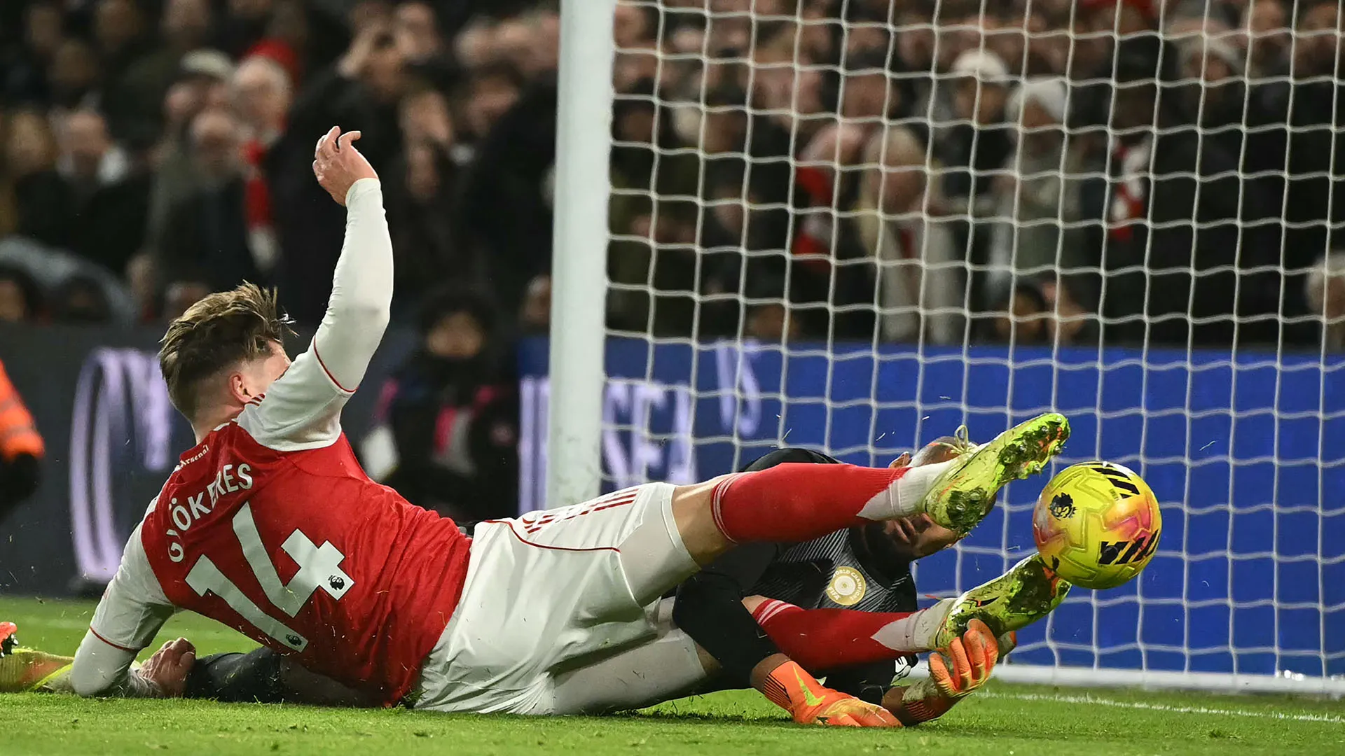Nel tentativo di intercettare il pallone, Viktor Gyökeres ha impattato violentemente contro il portiere avversario