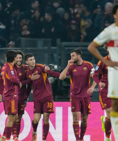 Roma, prima gli applausi a Daniele De Rossi e poi il dominio sul Genoa