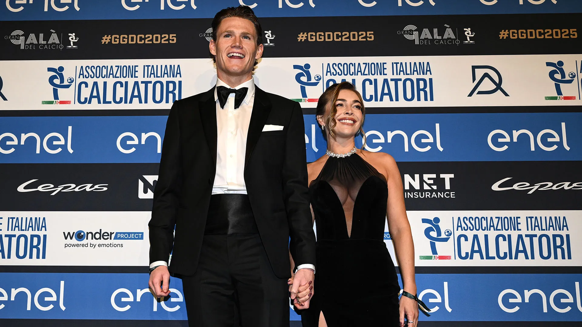 Ad accompagnarlo alla cerimonia c'era la sua fidanzata, Cam Reading