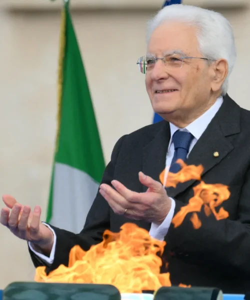 Milano Cortina 2026, Sergio Mattarella accende il braciere olimpico