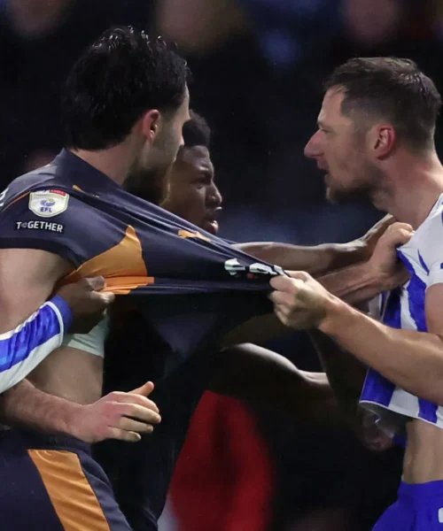 I calciatori perdono il controllo, follia totale in Inghilterra: immagini