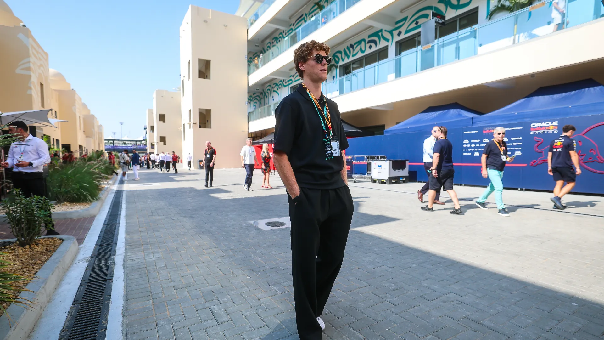 Il tennista azzurro passeggia nel paddock di Abu Dhabi