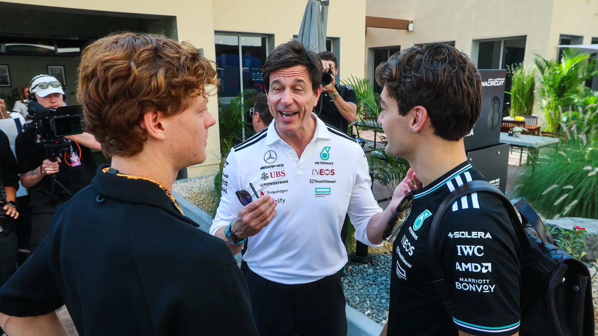 Il team principal Toto Wolff scherza con Sinner