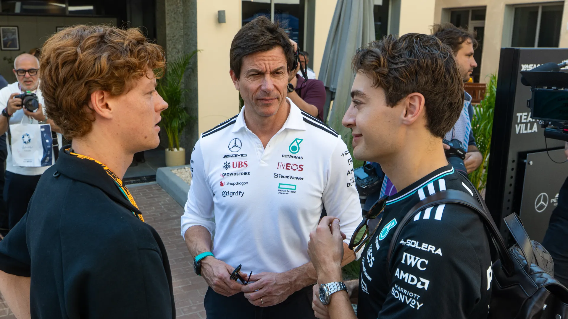 Sinner si è fermato a chiacchierare con George Russell e Toto Wolff