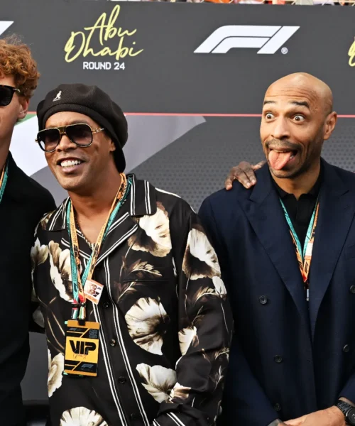 Jannik Sinner irrompe in F1: eccolo insieme agli altri VIP. Le foto