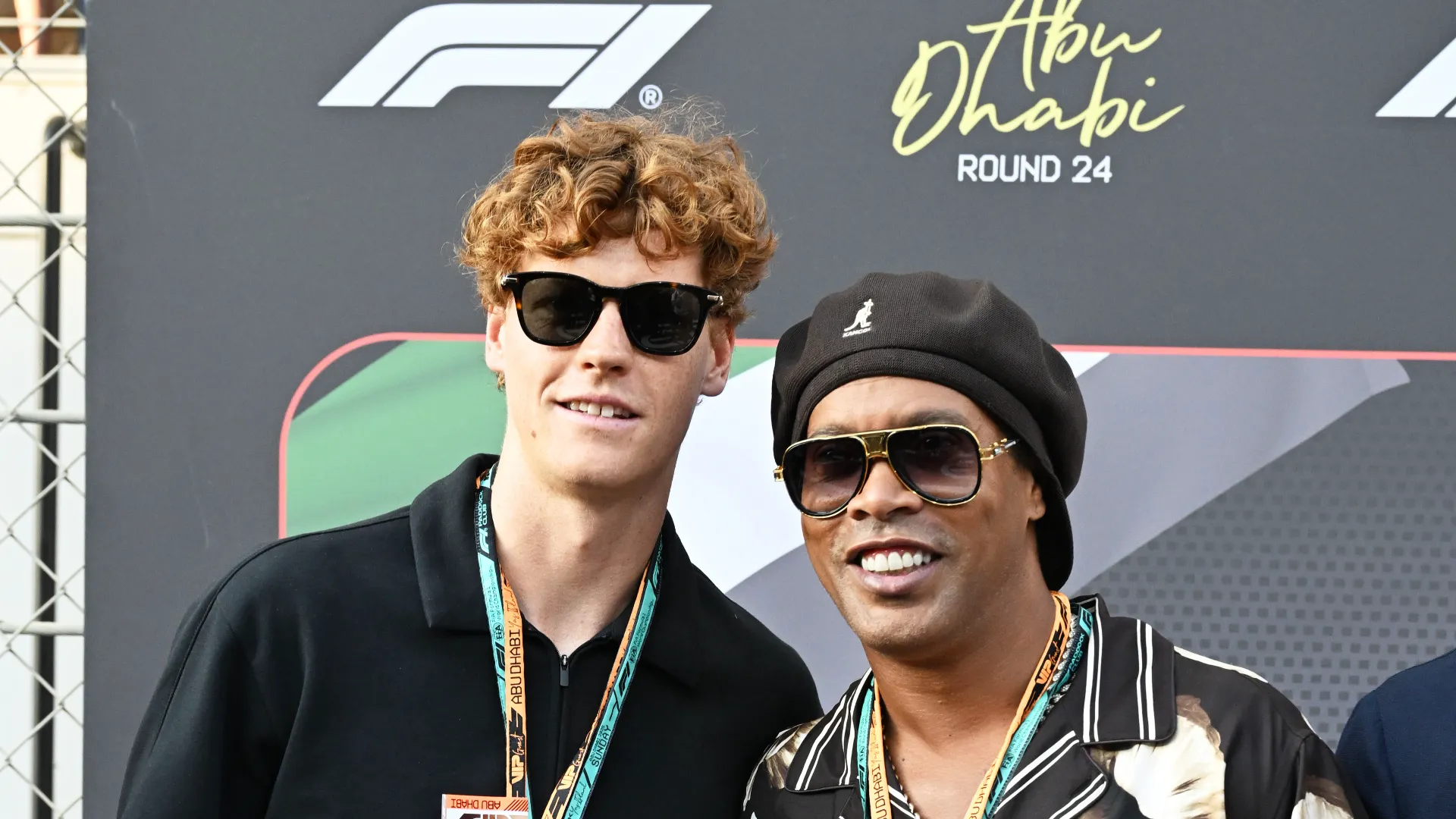 Eccolo in posa con il leggendario calciatore Ronaldinho, ex Milan