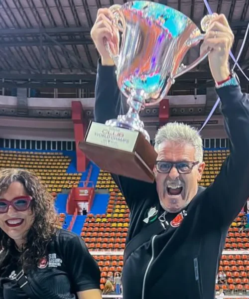 Gino Sirci in festa con la Sir Perugia campione del mondo