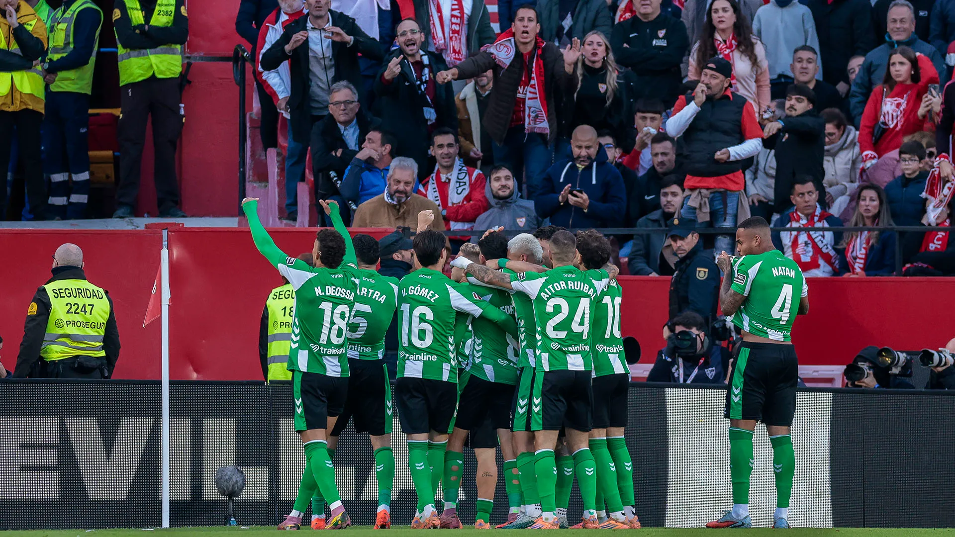 Caos totale durante il derby di Siviglia: tutto è iniziato dopo il gol di Pablo Fornals 