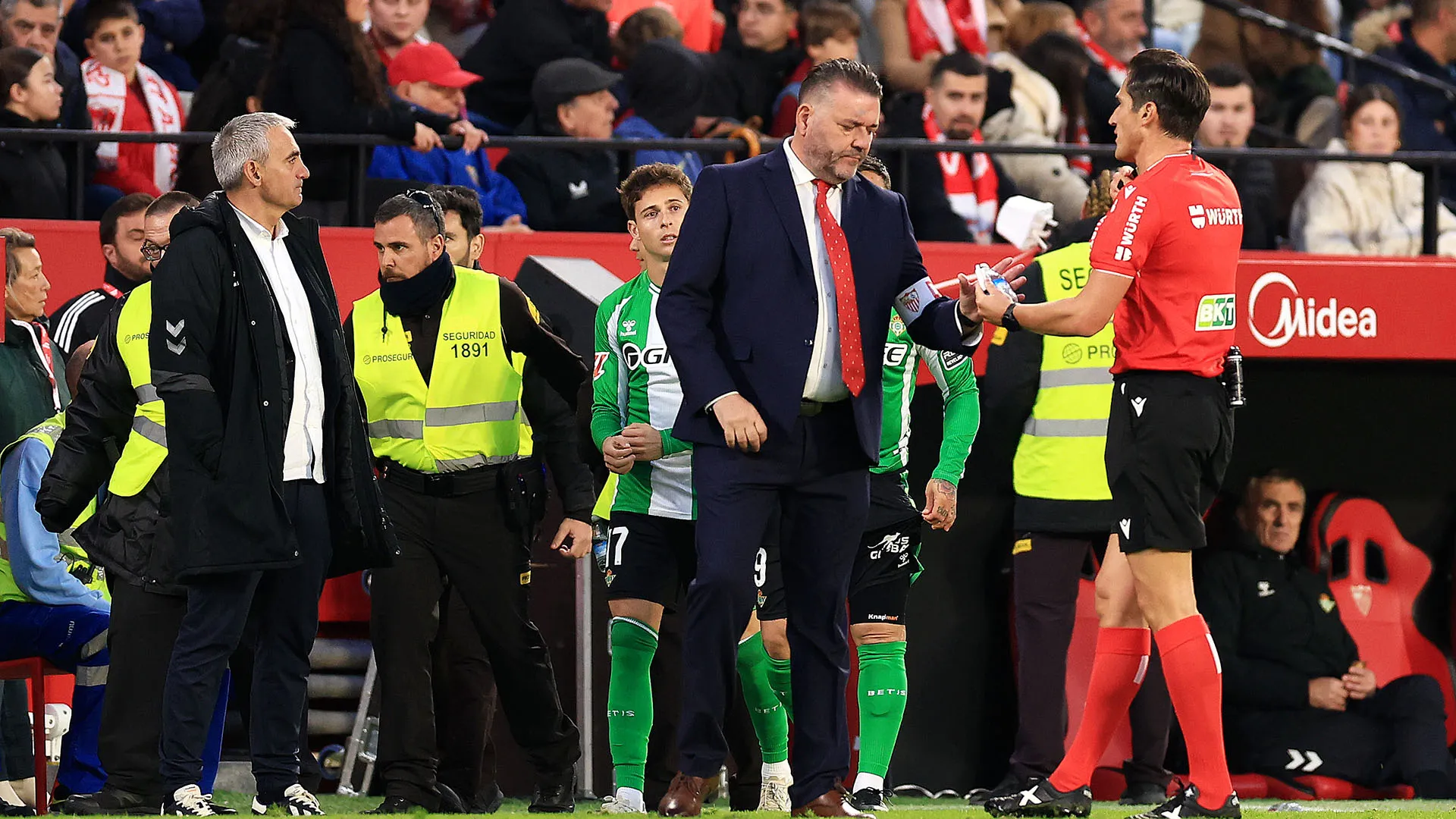 Bottigliette, bicchieri e altri oggetti: in campo è piovuto di tutto