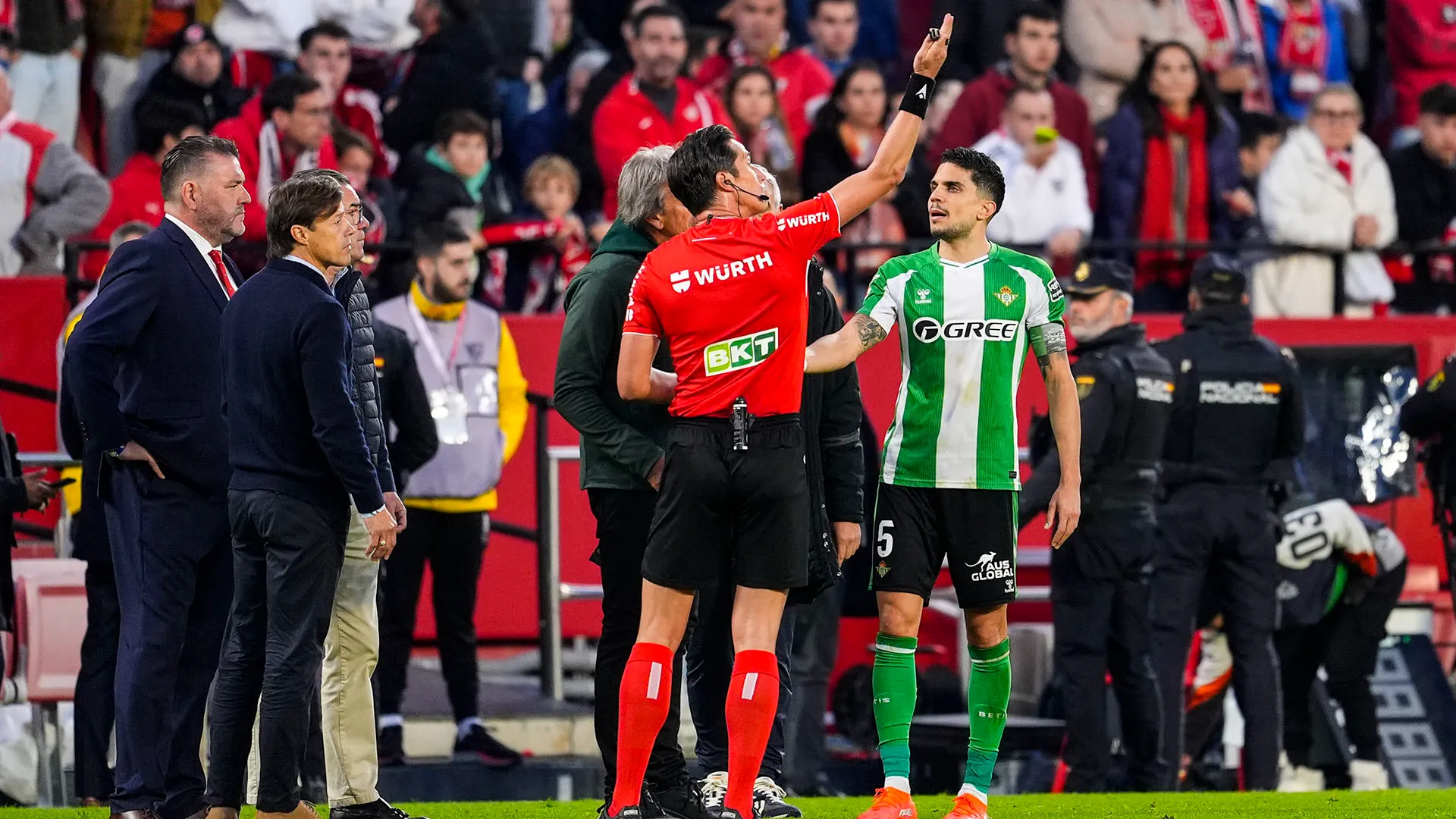 L'arbitro ha spiegato ai due allenatori la situazione, poi dopo qualche minuto ha ordinato la ripresa del gioco