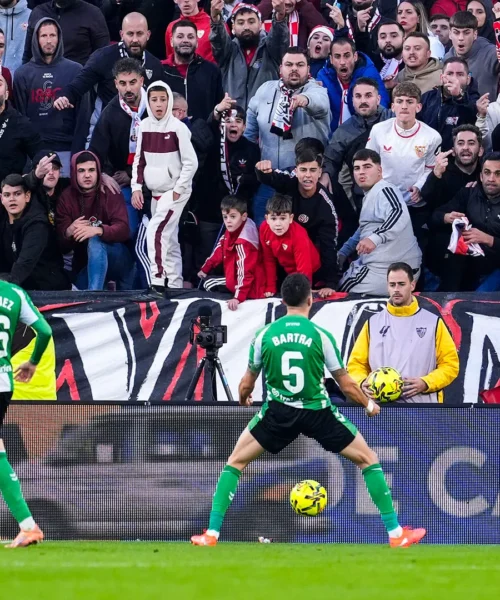 Dagli spalti lanciano di tutto: l’arbitro ferma la partita. Immagini