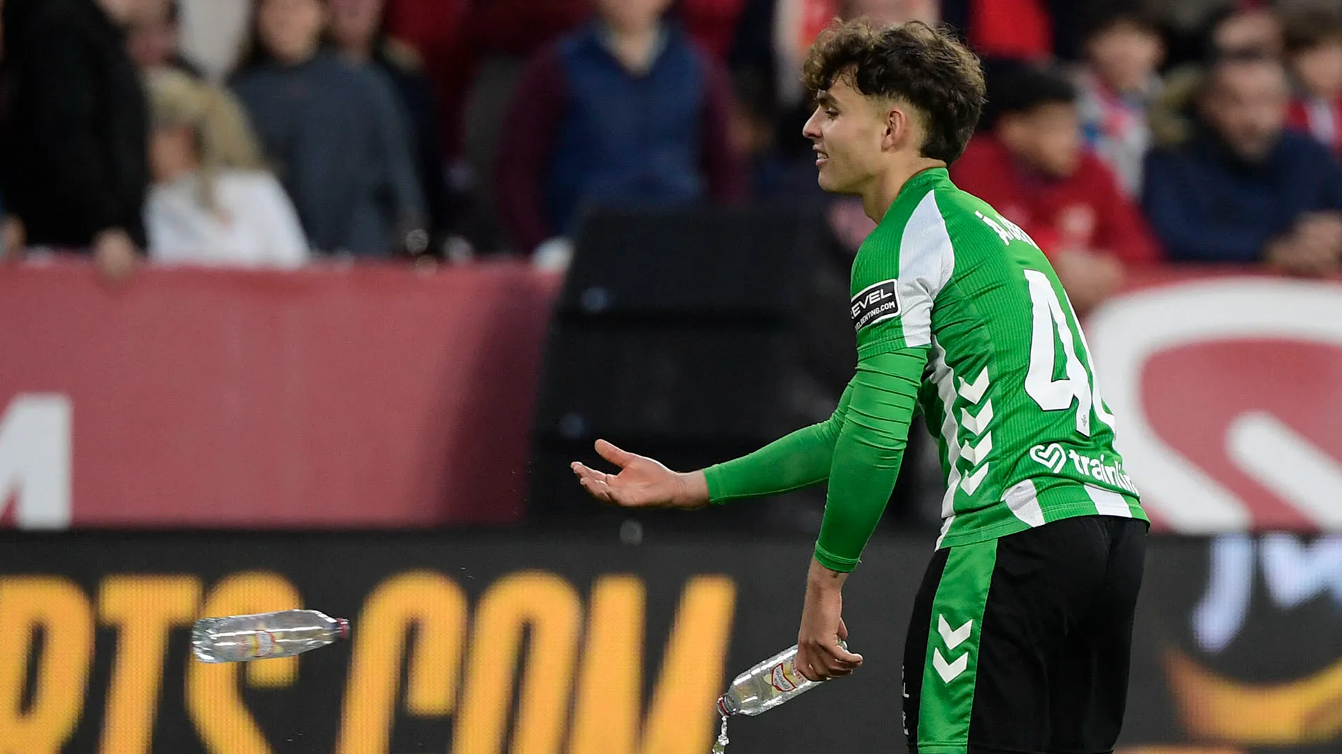 I calciatori del Betis hanno celebrato sotto il settore occupato dai tifosi del Siviglia che l'hanno presa malissimo