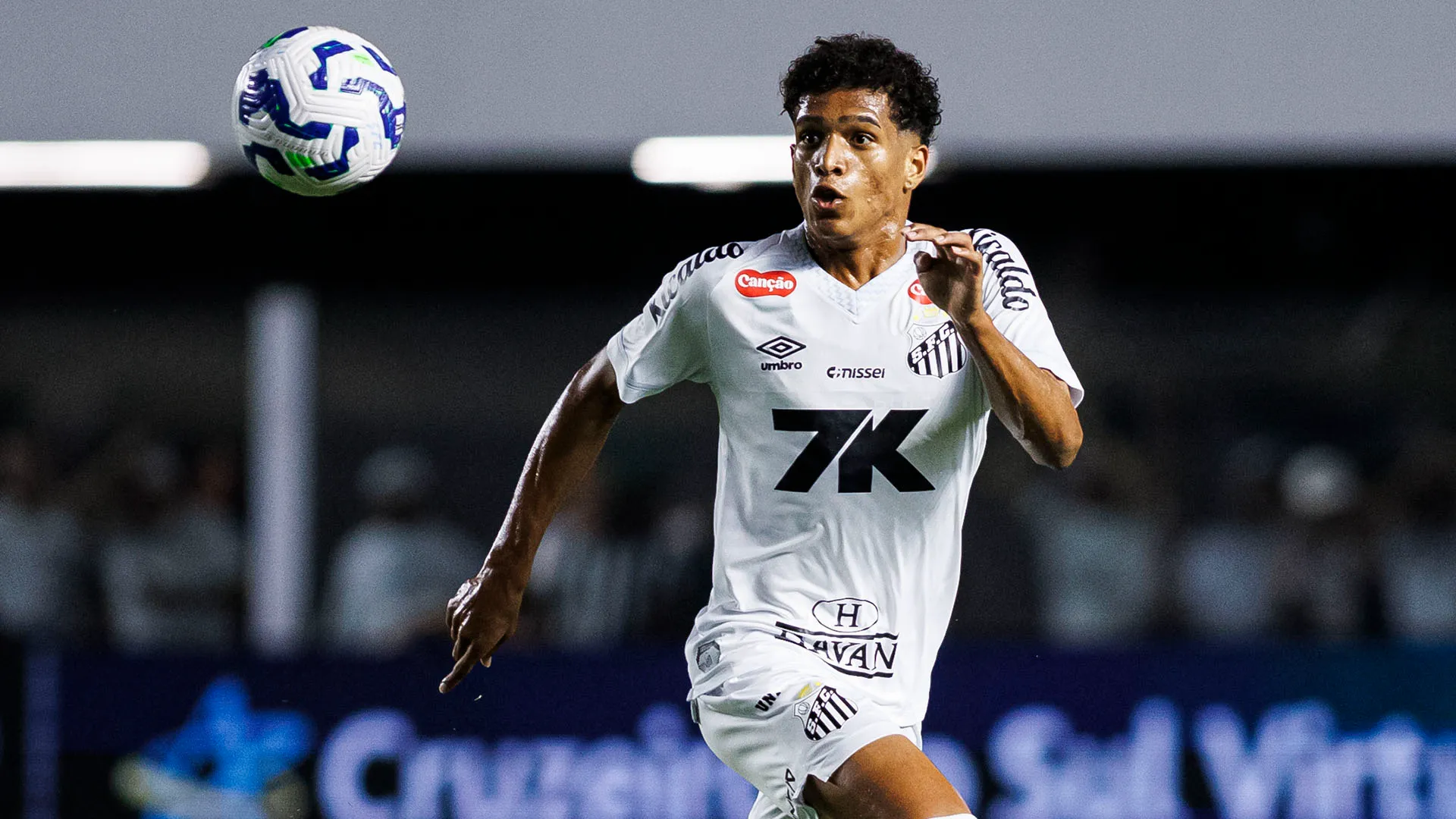 João Victor de Souza, conosciuto come Souza, è un terzino sinistro del Santos