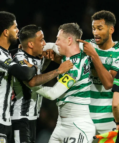 I calciatori perdono la testa: le foto della vergognosa rissa in Scozia