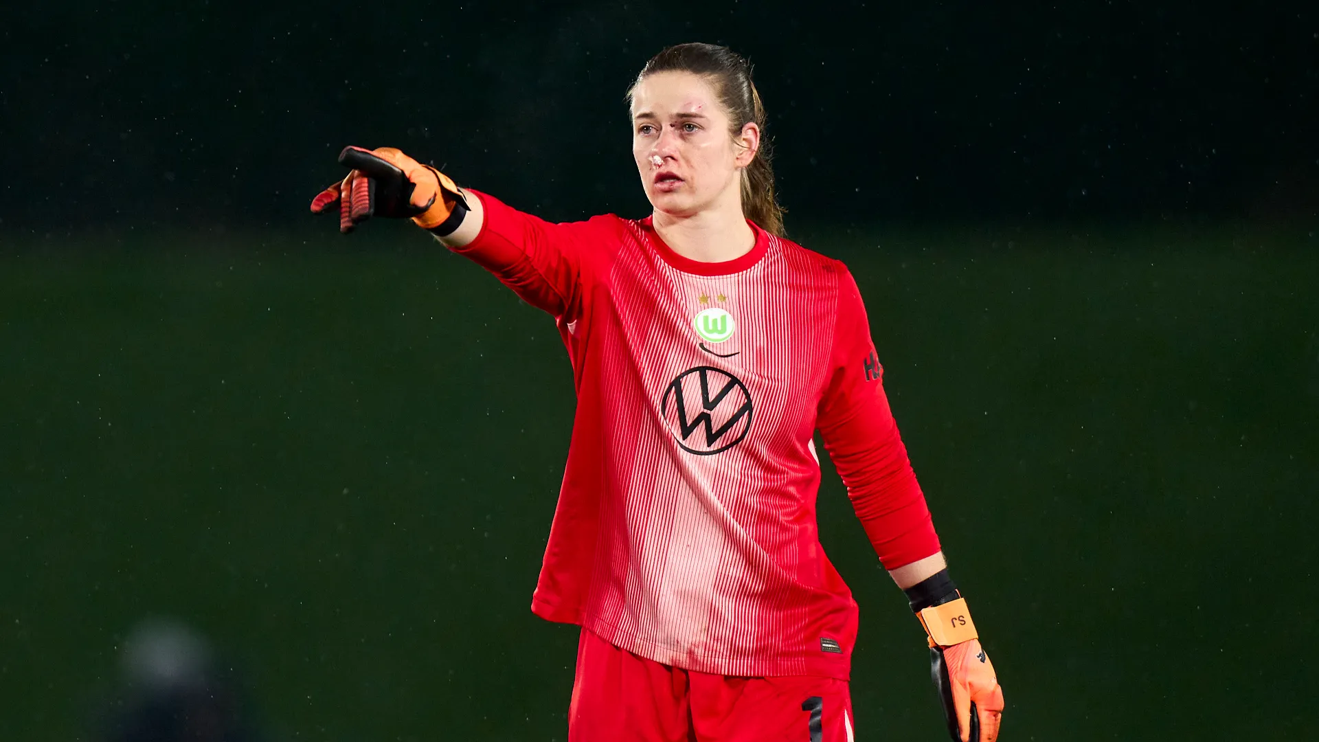 Calciatrice sfigurata dopo il bruttissimo colpo in faccia