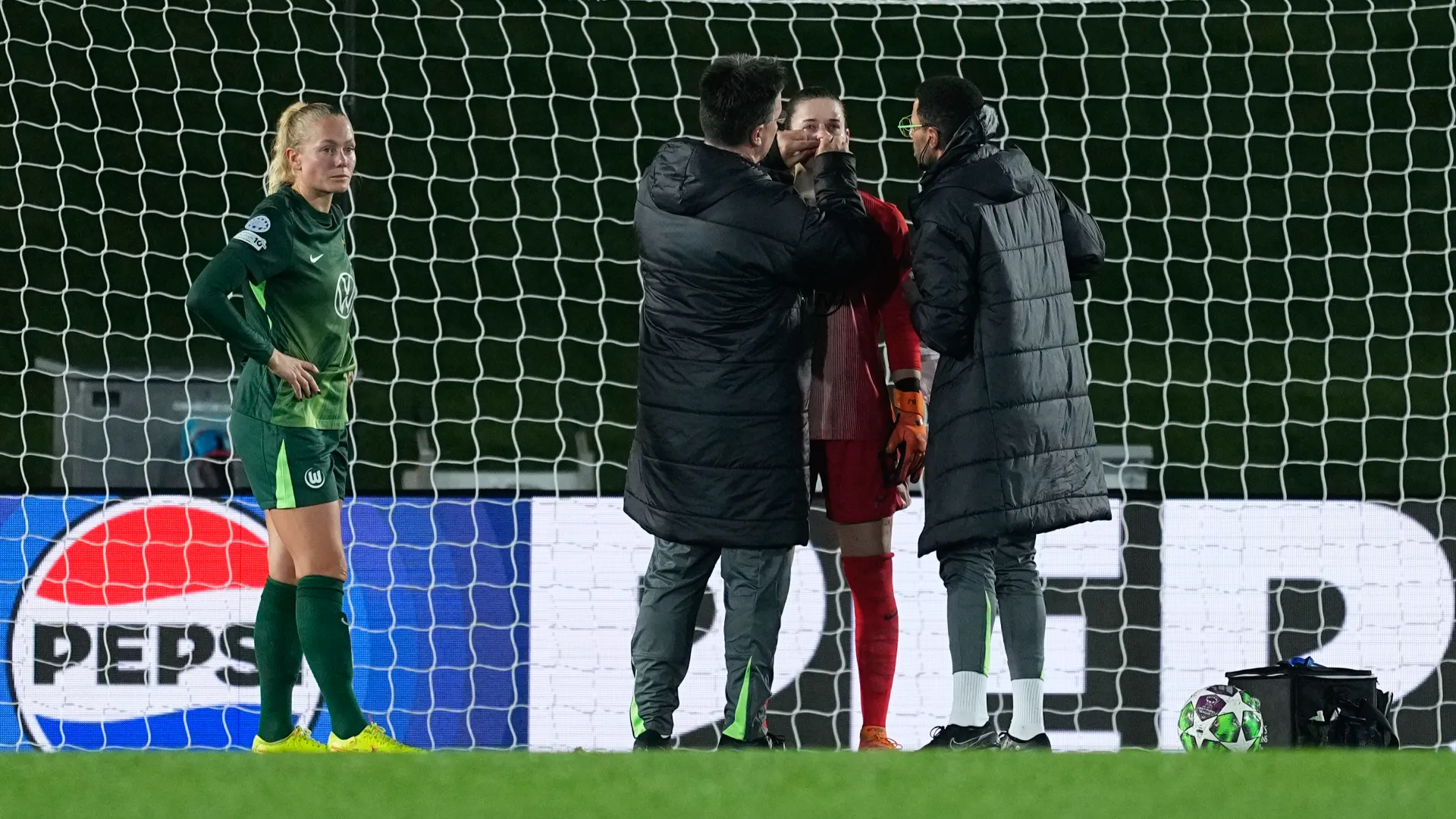 Lo staff medico del Wolfsburg è intervenuto prontamente per verificare le condizioni di Stina Johannes