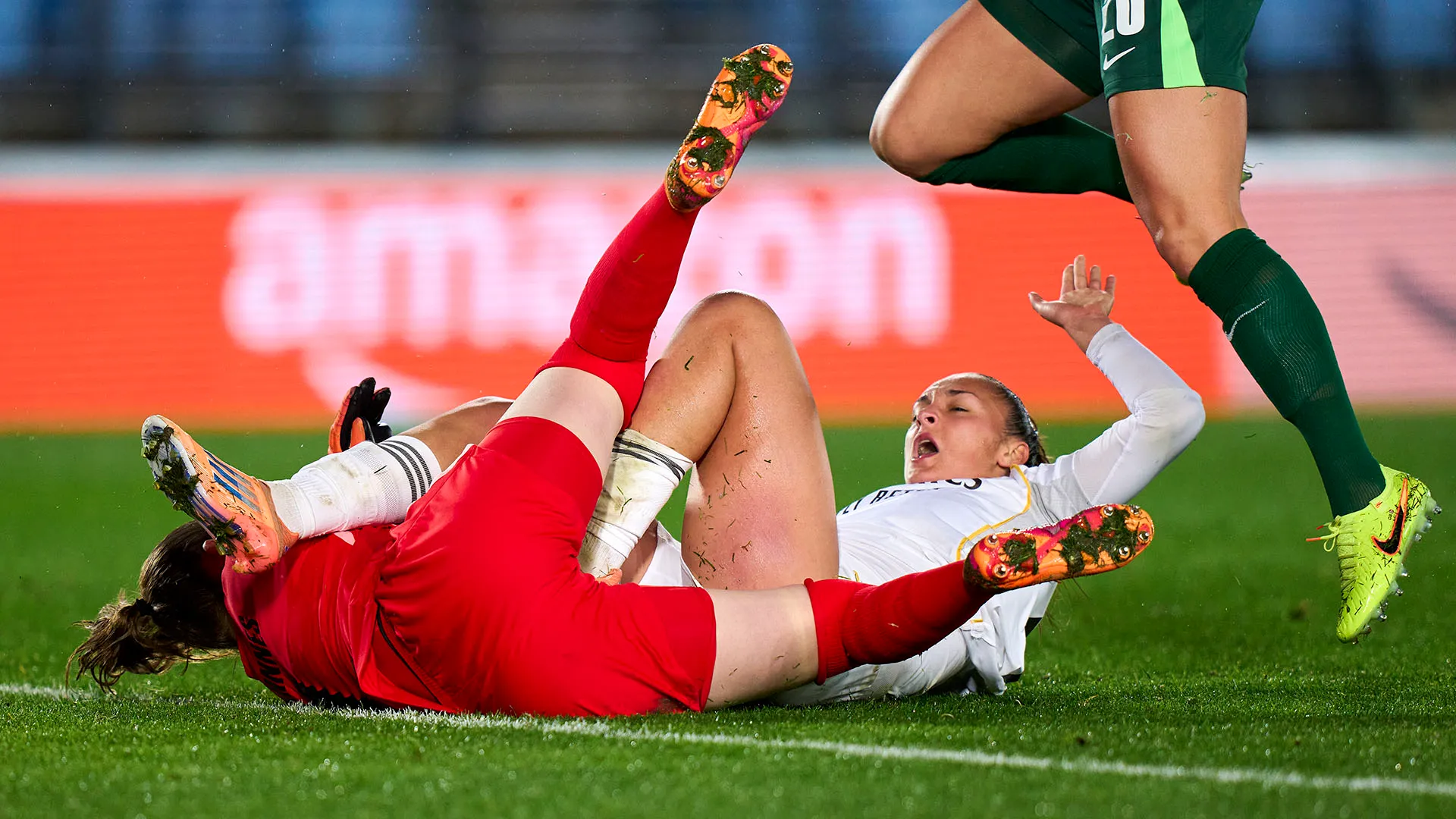 La stella del Wolfsburg ha ricevuto un durissimo colpo in faccia e l'arbitro ha subito fermato la partita