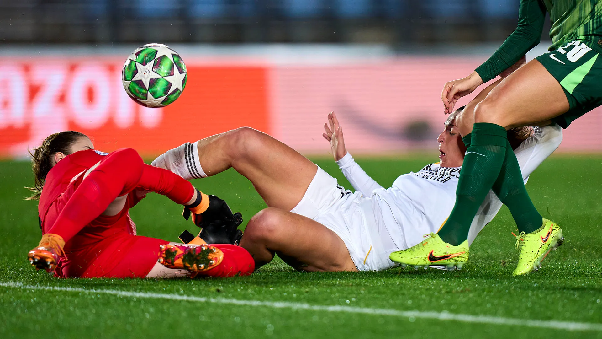 Pochi minuti prima del triplice fischio Stina Johannes e Iris Ashley Santiago Garrido si sono scontrate violentemente