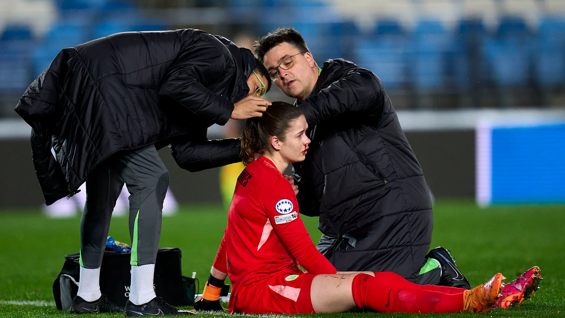 Eccola mentre viene medicata dai dottori del Wolfsburg