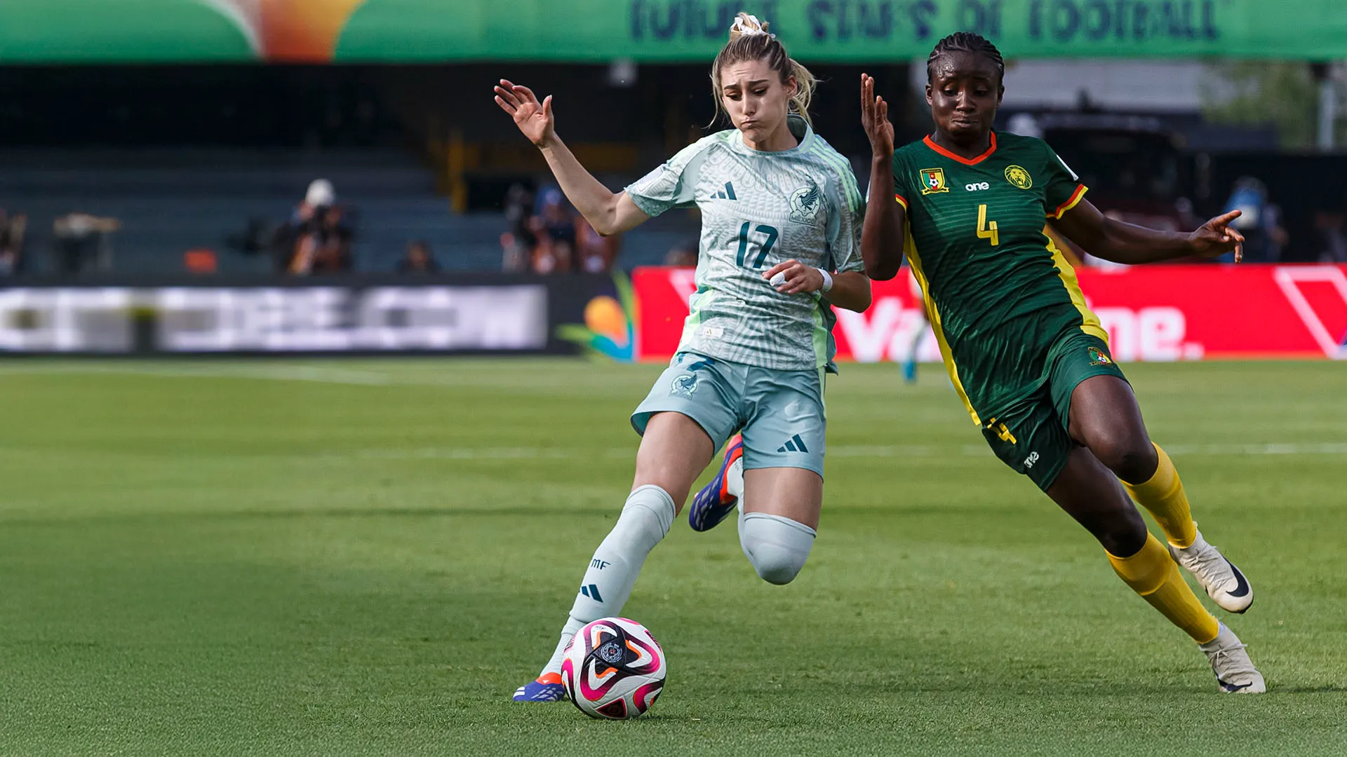 Nata in Canada e cresciuta in Inghilterra, rappresenta il Messico, la nazione d'origine di suo padre