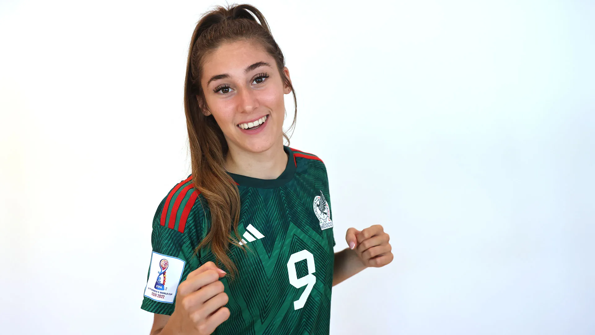 Suo padre è Ruben Flores, ex calciatore di Atlante e Cruz Azul