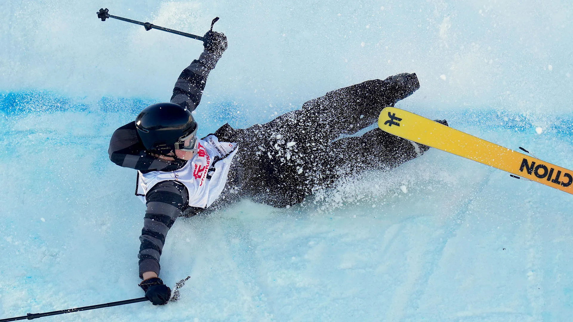 Al momento dell'impatto gli sci si sono sganciati dagli scarponi e sono volati via