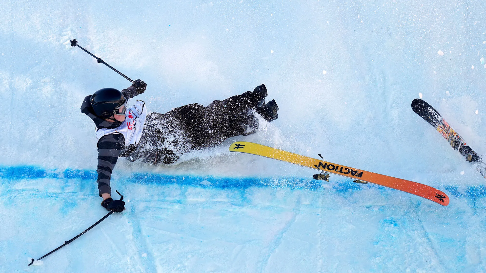 Tormod Frostad ha sbagliato l'atterraggio e si è schiantato sulla neve. Per fortuna non si è fatto troppo male