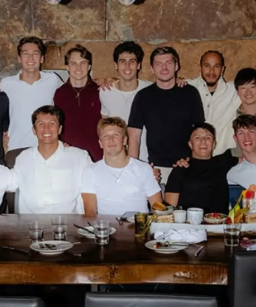 Lewis Hamilton offre di nuovo la cena a tutti: in tre dicono no. La foto dei piloti diventa virale