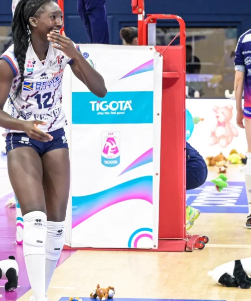 Pioggia di pupazzi su Paola Egonu e compagne, che cosa è successo: le foto