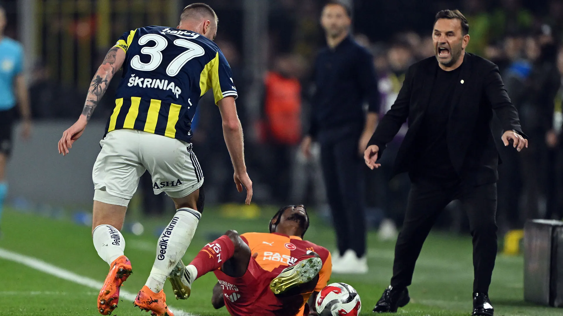 Il difensore non l'ha presa bene e si è avvicinato minaccioso all'attaccante nigeriano