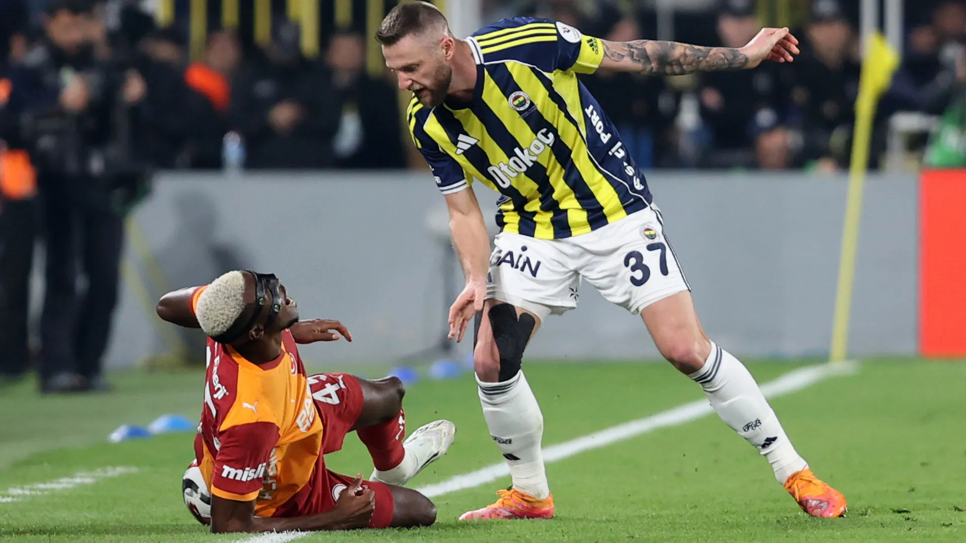 Dopo un contrasto particolarmente duro, Victor Osimhen ha avuto qualcosa da ridire a Milan Skriniar