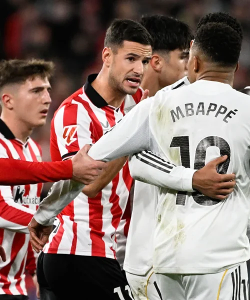 Litiga con i tifosi e viene aggredito dagli avversari: la serata di Vinicius in foto