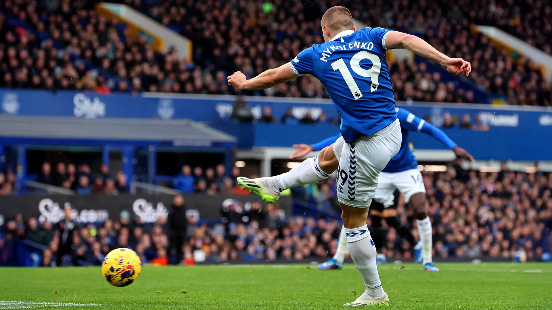 Cresciuto nella Dinamo Kiev, il calciatore si è trasferito all'Everton nel 2022 per poco meno di 24 milioni di euro
