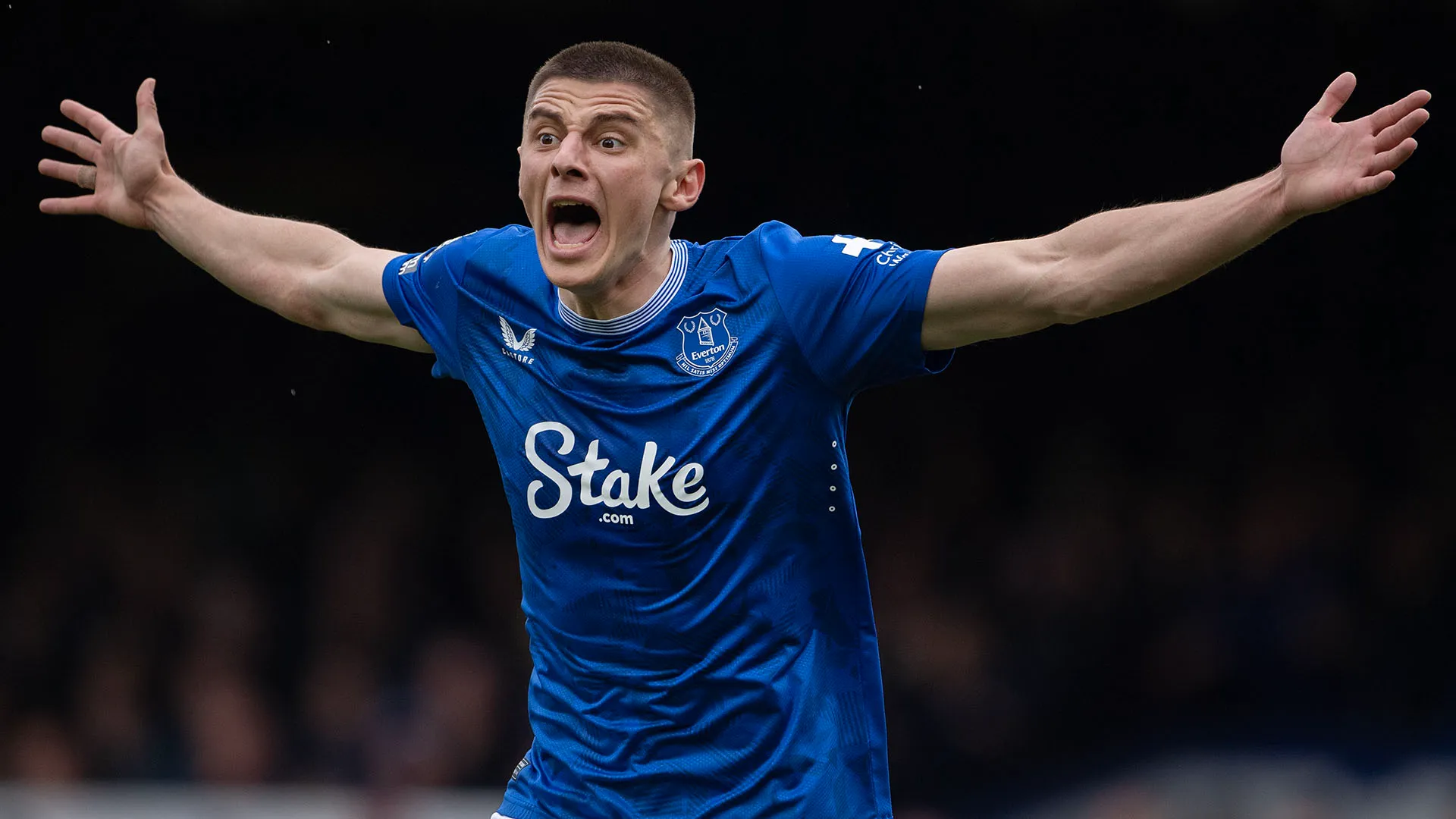 Mykolenko è un terzino sinistro dotato di buona velocità che può giocare anche come difensore centrale all'occorrenza
