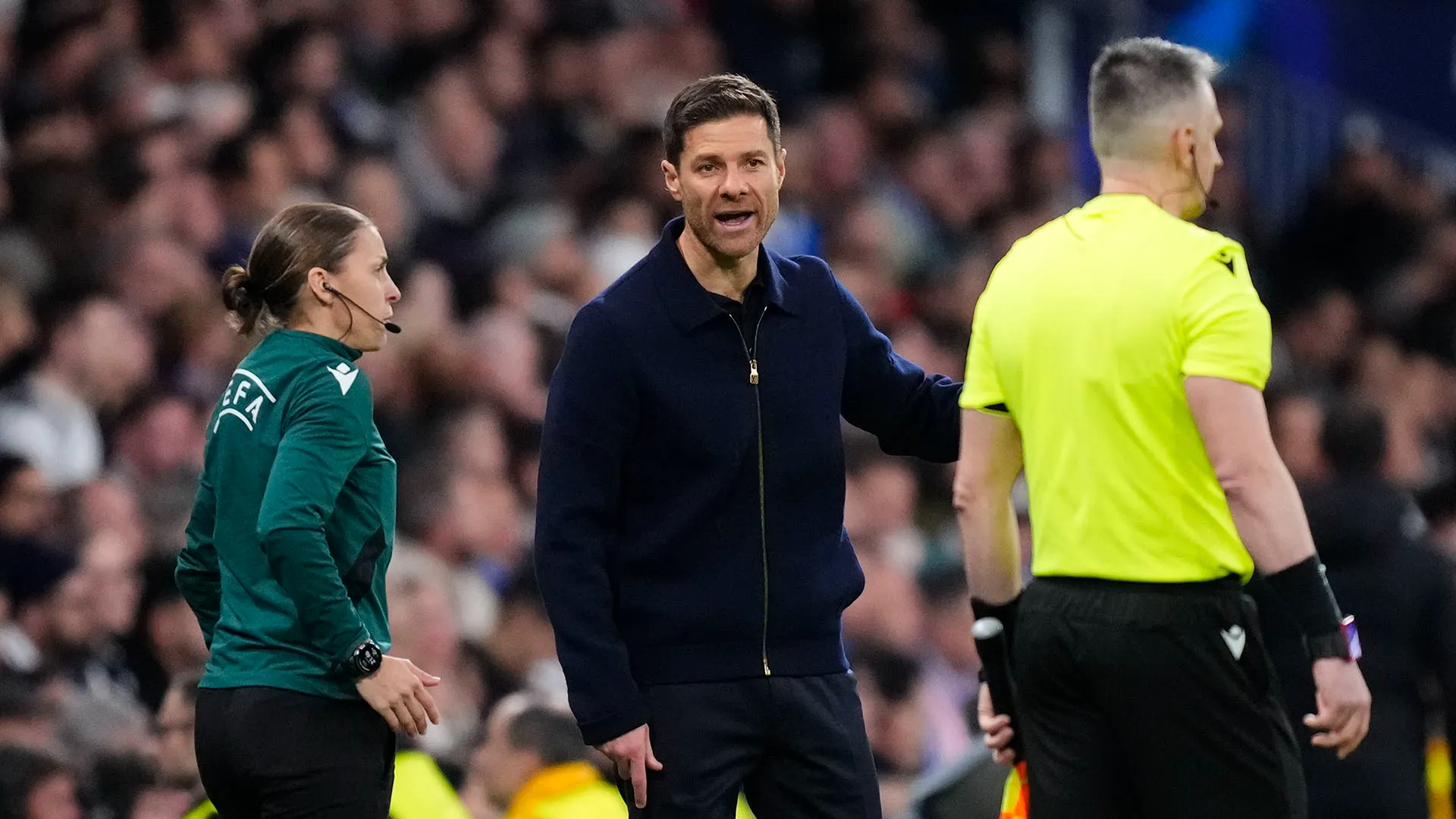 Durante la sfida di Champions League contro il Manchester City, Xabi Alonso ha più volte battibeccato con il quarto ufficiale
