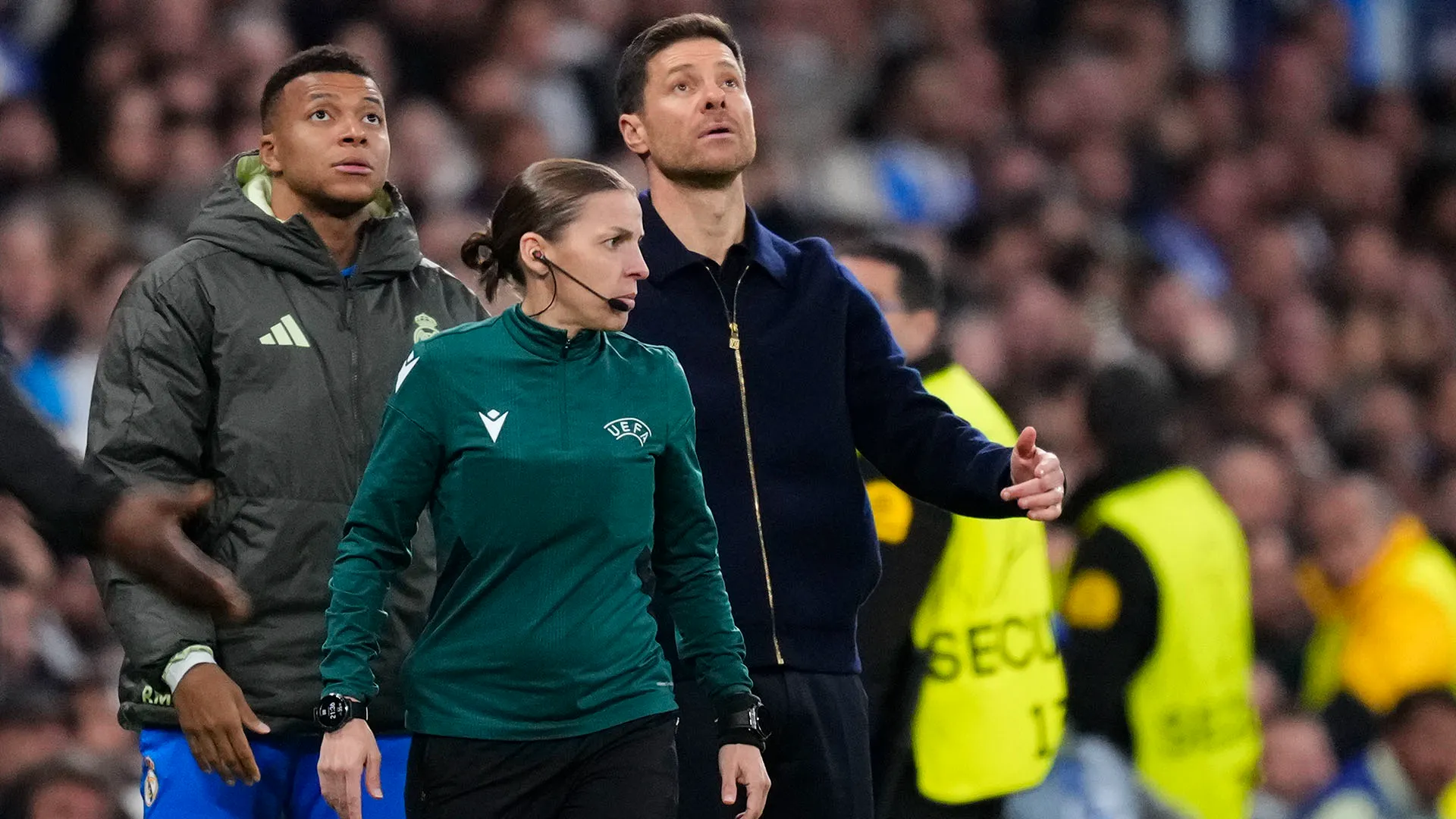 Il tecnico del Real Madrid è stato bersagliato sui social dopo il litigio con l'arbitro
