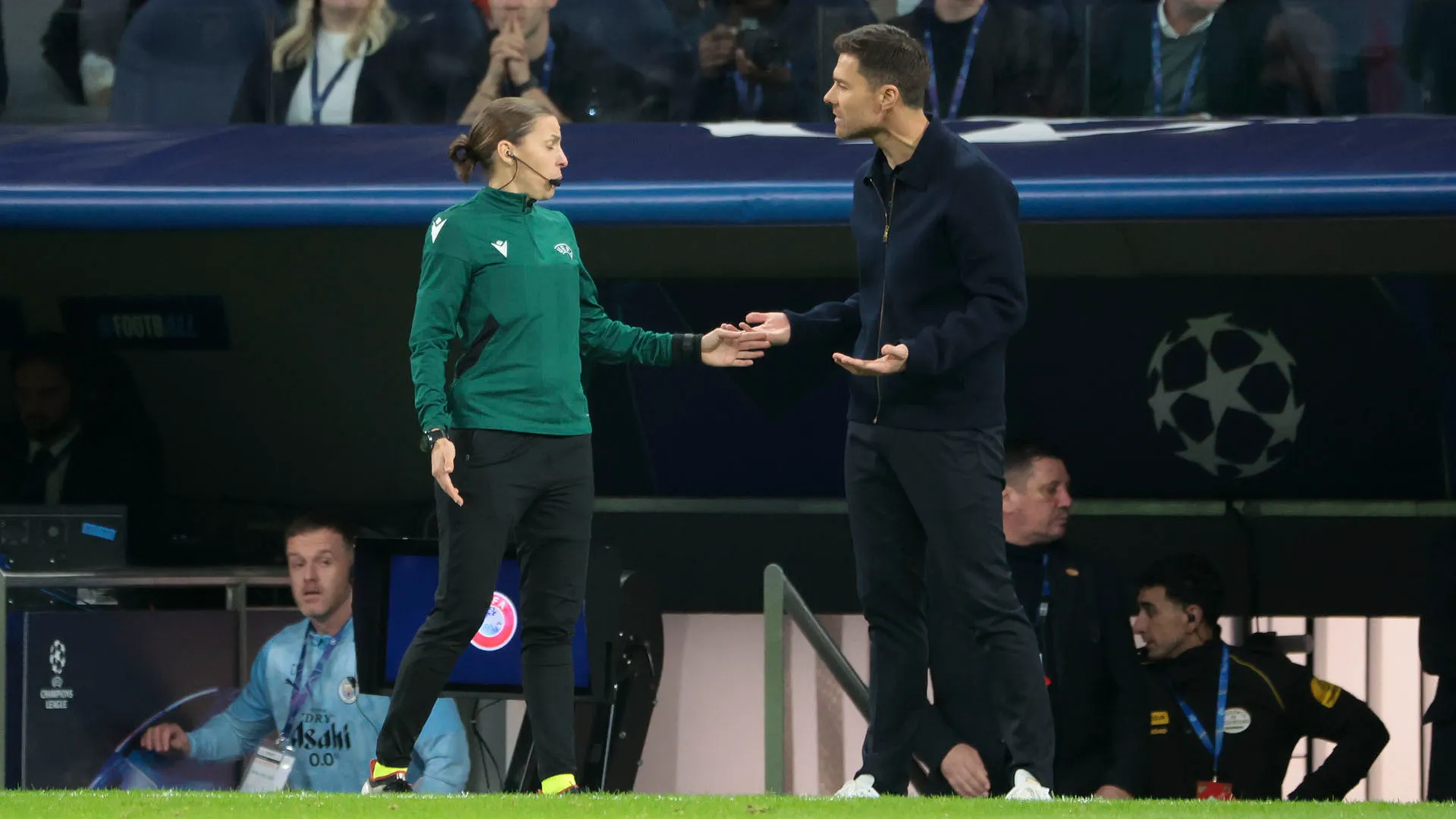 Evidentemente all'allenatore non sono piaciute alcune decisioni dell'arbitro e si è sfogato
