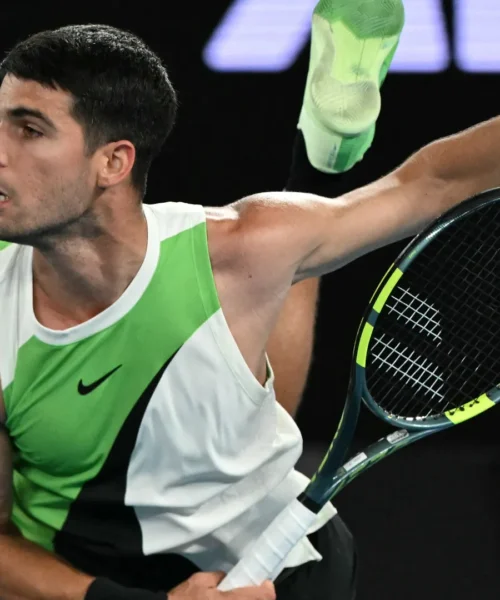 Carlos Alcaraz rischia nel primo set, poi mette la freccia e scappa via