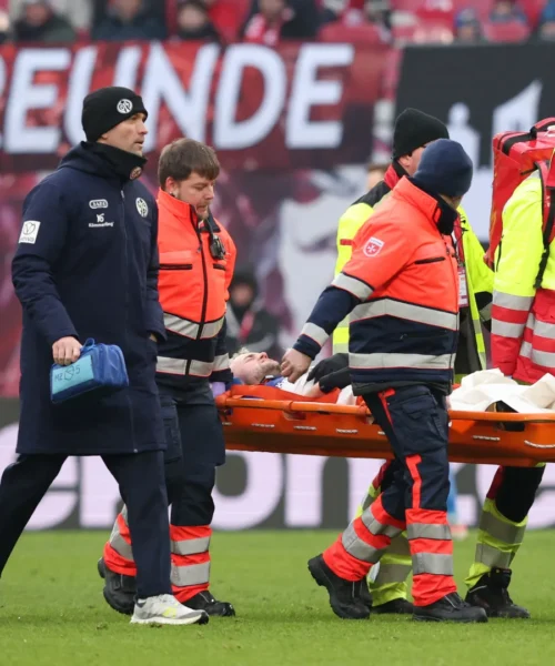 Orribile infortunio in Bundesliga, Benedict Hollerbach via in barella