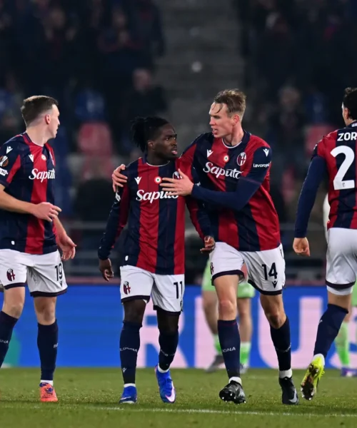 Papera di Skorupski, il Bologna reagisce ma non basta: il Celtic in 10 si salva al Dall’Ara