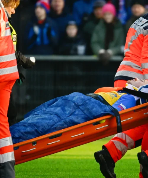 Panico in Germania: le foto del terribile infortunio del difensore