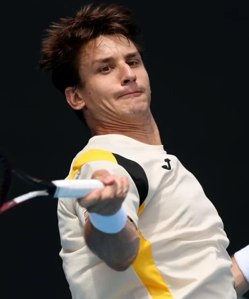 Ma cosa fa? Gesto bizzarro durante la partita di tennis