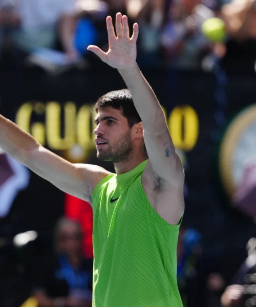 Malore durante Alcaraz-Paul: dopo lo spavento, brilla lo spagnolo