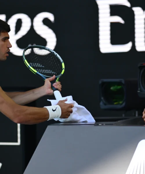 Carlos Alcaraz fa la fine di Jannik Sinner: il team gli dice di resistere