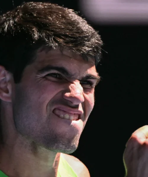 Carlos Alcaraz più forte dei crampi: prima finale a Melbourne