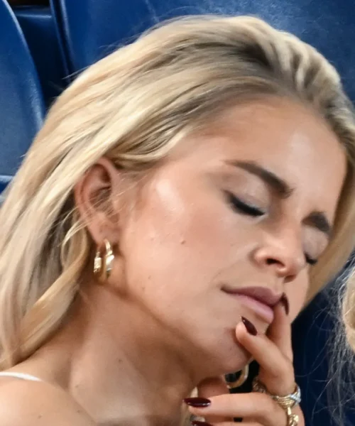 Colpo di sonno in tribuna mentre gioca il fidanzato campione? Le foto