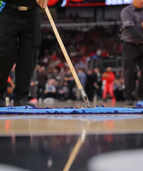 Palazzetto pieno per l’NBA, però la partita non si gioca. Immagini