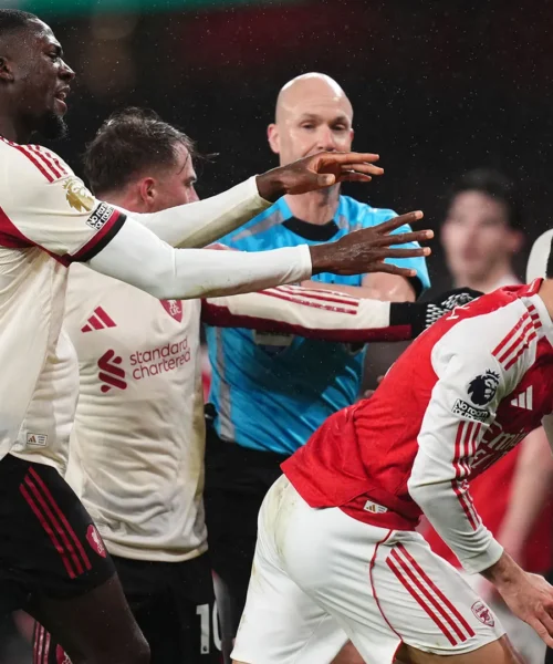 Spintona l’avversario già infortunato e scoppia la rissa: le foto